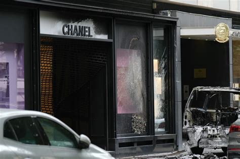 looting in chanel paris|Thieves ram.